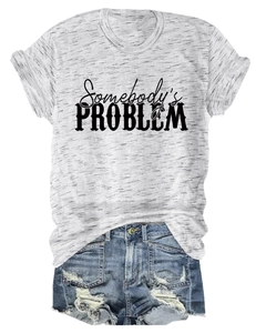T-shirt gris Somebody's Problem à plat avec un short en jean bleu clair délavé et déchiré