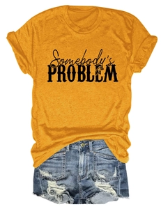 T-shirt jaune à inscription Somebody's Problem et short en jean vieilli à plat