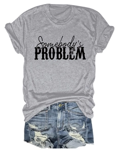 Détail du t-shirt gris avec motif Somebody's Problem et short en jean court effiloché
