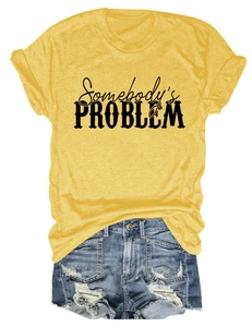 T-shirt gingembre avec texte imprimé et short en jean vieilli posés à plat en détail