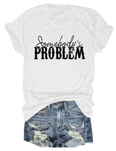 T-shirt blanc avec imprimé Somebody's Problem et short en jean déchiré posés à plat