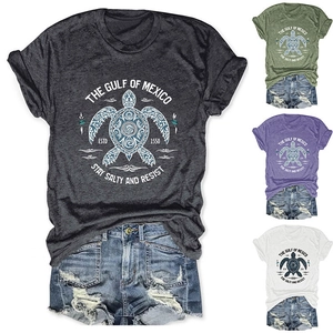 Détail de l'imprimé tortue du Golfe du Mexique sur le t-shirt en coton à col rond