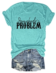 Détail du t-shirt chiné sarcelle avec imprimé et short en jean déchiré pour femme