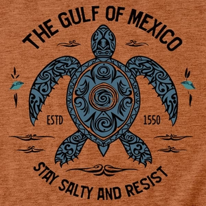 Détail de l'imprimé tortue tribale sur maille marron chiné avec texte Gulf of Mexico