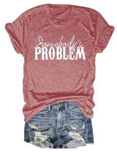 T-shirt rouge chiné avec texte imprimé et short en jean bleu déchiré posé à plat