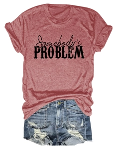 Mise à plat d'un t-shirt rouge Somebody's Problem avec un short en jean vieilli