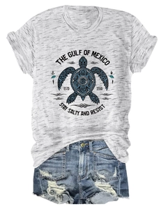 Détail du t-shirt gris imprimé tortue Gulf of Mexico et short en jean délavé bleu
