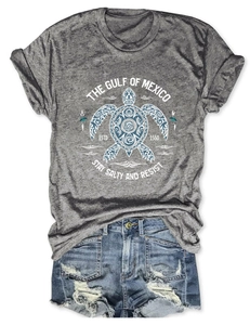Détail du t-shirt gris Gulf of Mexico à imprimé tortue avec short en jean délavé