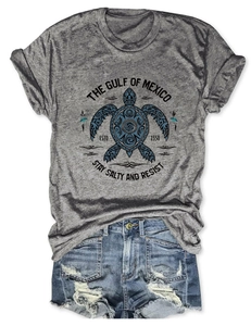 Détail de l'imprimé tortue Gulf of Mexico sur t-shirt gris avec short en jean
