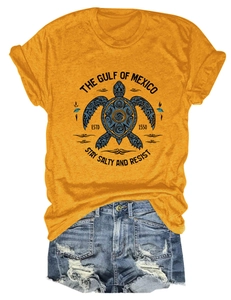 Détail du t-shirt en coton jaune moutarde avec graphique de tortue marine et texte Golfe du Mexique