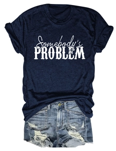 T-shirt bleu marine avec imprimé Somebody's Problem et short en jean avec déchirures