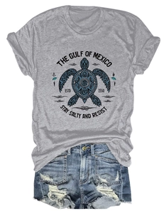 Détail à plat d'un t-shirt gris avec imprimé tortue du golfe du Mexique et short en jean