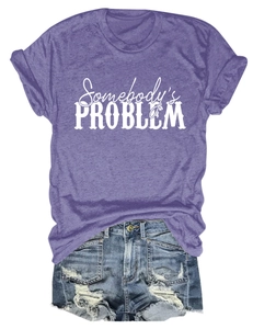 Détail du t-shirt en coton violet avec texte Somebody's Problem et short en jean vieilli