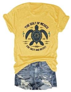 Détail du t-shirt jaune avec imprimé tortue de mer et mini-short en jean déchiré