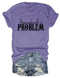 Gros plan du t-shirt violet Somebody's Problem avec short en jean vieilli