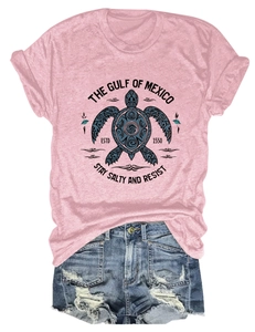 Détail du t-shirt en coton rose avec imprimé tortue tribale et texte The Gulf of Mexico