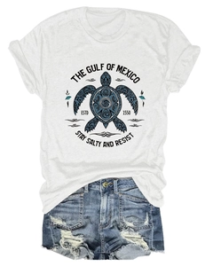 Mise à plat du t-shirt blanc avec imprimé tortue du Golfe du Mexique et short en jean
