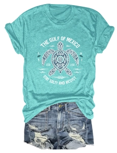T-shirt graphique bleu sarcelle Gulf of Mexico avec short en jean sur fond blanc