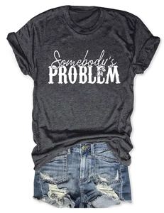 T-shirt gris Somebody's Problem à plat avec un short en jean bleu délavé et usé