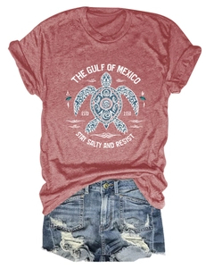 T-shirt rouge brique avec imprimé tortue de mer et short en jean déchiré à plat