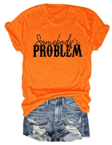 T-shirt orange à texte et short en jean vieilli posé à plat sur fond blanc