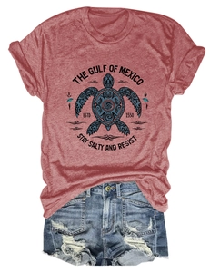 Détail d'un T-shirt bordeaux avec imprimé tortue et short en jean bleu déchiré