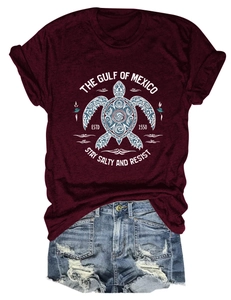 T-shirt bordeaux avec tortue marine et short en jean bleu délavé en vue à plat