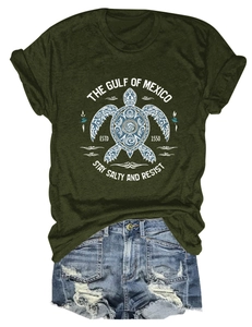 T-shirt vert armée Gulf of Mexico et short en jean vieilli posés à plat