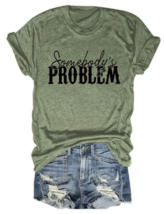 Détail du t-shirt Somebody's Problem vert armée avec un short en jean bleu délavé