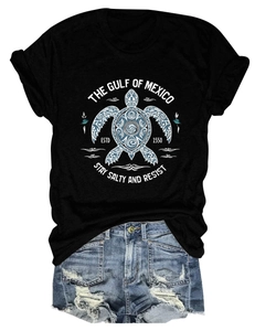 Détail d'un t-shirt noir imprimé Gulf of Mexico et d'un short en jean effet usé