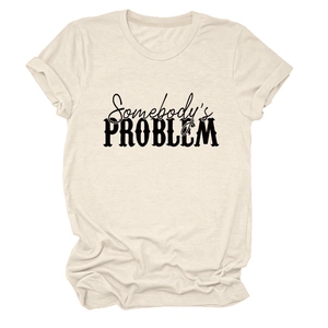 Gros plan du slogan Somebody's Problem sur un t-shirt crème à manches courtes et col rond