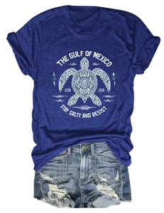 Détail de l'imprimé tortue Gulf of Mexico sur t-shirt chiné et short en jean bleu