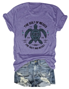 Détail d'un t-shirt violet en coton avec imprimé tortue et texte The Gulf of Mexico