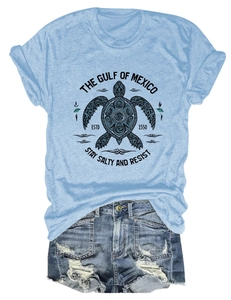 T-shirt bleu clair Gulf of Mexico avec tortue et short en jean vieilli posés à plat
