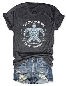 Détail de l'imprimé tortue Gulf of Mexico sur t-shirt gris et short en jean déchiré
