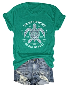 Détail de t-shirt vert imprimé tortue et short en jean déchiré tenue d'été
