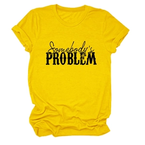 Gros plan du texte imprimé Somebody's Problem noir sur un t-shirt jaune à col rond