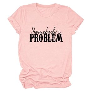 Détail du t-shirt en coton rose avec l'imprimé texte artistique Somebody's Problem en noir