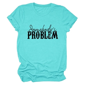 Détail d'un t-shirt bleu sarcelle à col rond avec l'imprimé Somebody's Problem