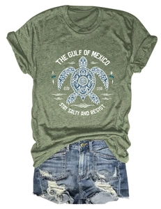 Détail du t-shirt vert armée Golfe du Mexique avec imprimé tortue et short en jean
