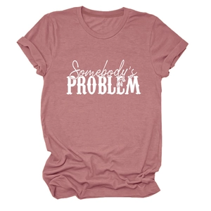 Détail de l'imprimé Somebody's Problem sur un t-shirt mauve à manches courtes