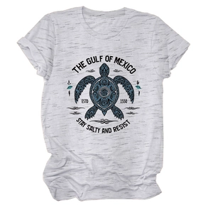 Détail de l'imprimé tortue du golfe du Mexique sur un t-shirt en coton gris chiné