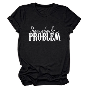 Vue détaillée de l'imprimé Somebody's Problem sur un T-shirt noir à col rond manches courtes