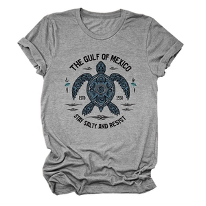 Détail du t-shirt gris à col rond avec motif tortue marine et texte Gulf of Mexico
