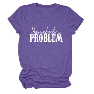 Détail du t-shirt violet en coton avec imprimé Somebody's Problem et manches retroussées