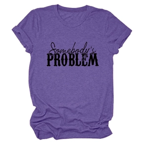 Détail de l'imprimé Somebody's Problem sur un T-shirt en coton mélangé violet chiné