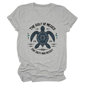 Détail de l'imprimé tortue du Golfe du Mexique sur un t-shirt gris à manches courtes