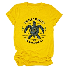 Détail du graphique de tortue et imprimé 'The Gulf of Mexico' sur t-shirt en coton jaune