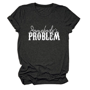 Détail de l'imprimé Somebody's Problem sur un T-shirt gris foncé à manches courtes