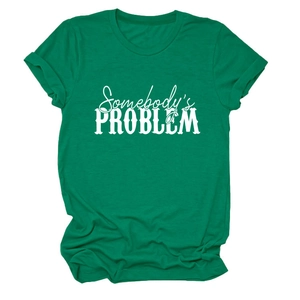 Détail d'un t-shirt en coton vert avec texte imprimé blanc Somebody's Problem